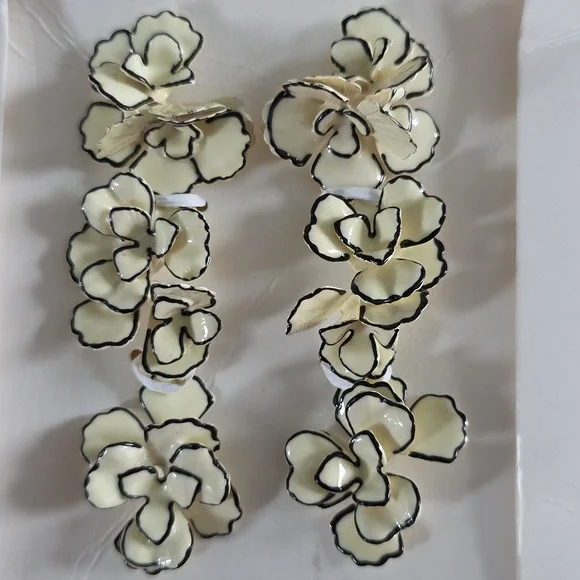 ZARA Contrast Flower Earrings - Picture 8 of 14